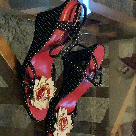 Retro wedge lady bug wedges - the flower is bent a little but still gorgeous - Picture 6 of 9